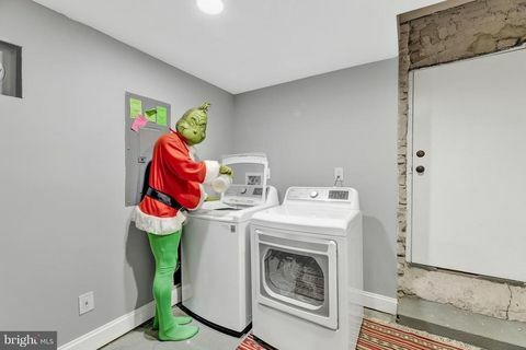 The Grinch membantu satu tim real estat Baltimore menjual tiga kamar tidur yang manis