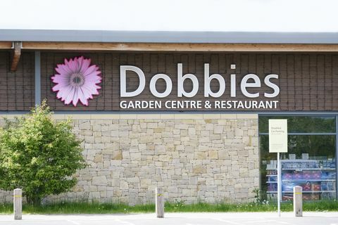 dobbies garden center terbuka mengikuti pembatasan penguncian coronavirus dengan mudah