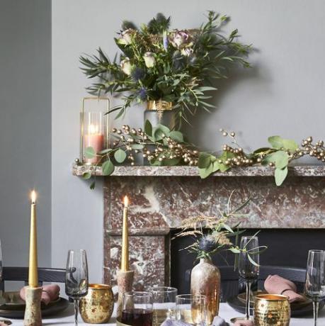 meja berhias natal dengan sepotong mantel timah piring di atas perapian tempat lilin, Â£39,vas elm barat, Â£75 untuk dua orang, buket cox cox, Â£38, meja mekar liar, Â£719kursi, Â£229 masing-masing taplak meja gambir willis, Â£75, bantal babi, Â£18, tatakan kaki rumah batu barker, Â£16 set peralatan makan, Â£35 keduanya debenhams decanter, Â£6750 seruling sampanye, Â£1450 setiap nampan, Â£9550 vas, Â£32 tempat lilin, Â£7640 untuk empat lilin broste copenhagen, Â£450 masing-masing, tempat eggtealight penasaran, Â£10 masing-masing, piring makan toko kepercayaan nasional, Â£10 masing-masing, piring habitatsalad, Â£10 masing-masing, gelas elm barat, Â£33 untuk enam, neptune cakestand, Â£28 tatakan gelas, Â£32 untuk empat dayung serbet wren pink, Â£549 masing-masing, serbet linen abu-abu, Â£18 untuk dua orang, pai daging cincang kapur pinklinen company, Â£799 untuk enam, daylesfordgiftwrap, Â£3lembar, piring kuningan wren wren, Â£ 32 untuk empat, broste copenhagen