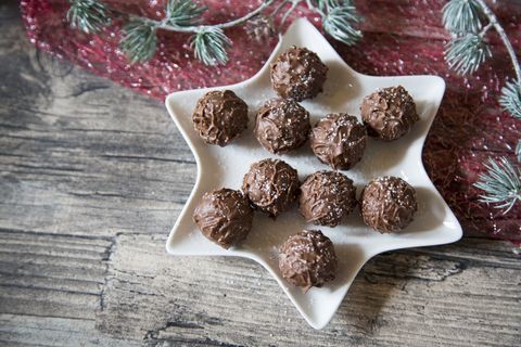 Mangkuk berbentuk bintang dengan truffle cokelat