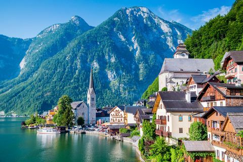 Desa di danau dengan pegunungan di Austria