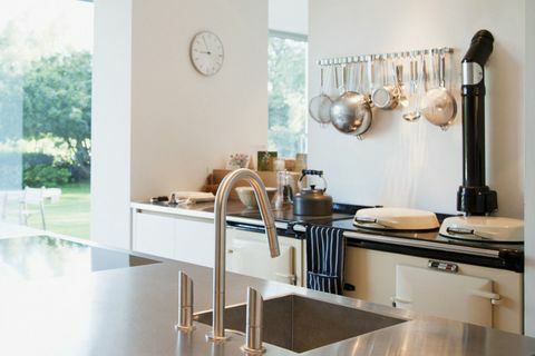 Dapur modern dengan penghitung stainless steel