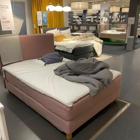 pembeli dan staf ikea turun di toko denmark