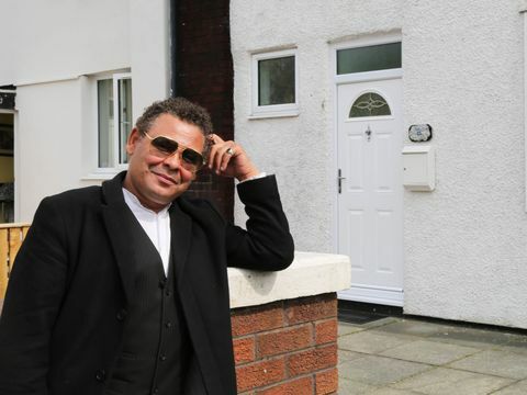 Craig Charles - Rahasia Rumah Selebriti. Craig di luar rumah masa kecil pertamanya di Liverpool.