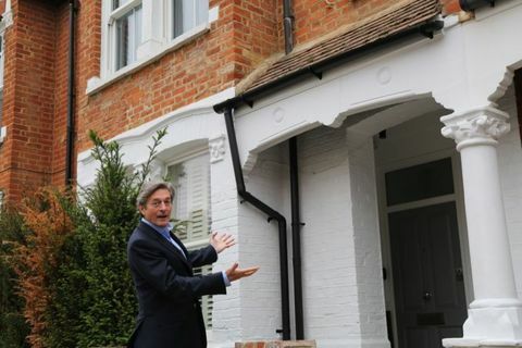 Rahasia Rumah Selebriti: Nigel Havers kembali ke flat pertama yang ia beli pada 1978 di London Shepherd Bush