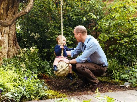 George, Louis, Charlotte Membantu Desain Kate Middelton Chelsea Flower Show Garden