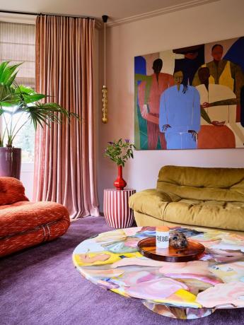 amsterdam rumah aktor carice van houten dirancang oleh nicole dohmen dari atelier nd interior sofa ruang tamu baxter hijau vintage afra dan tobia scarpa, duduk di meja kopi oranye antik lukisan kooij meja samping peggy kuiper custom, atelier nd interior tirai