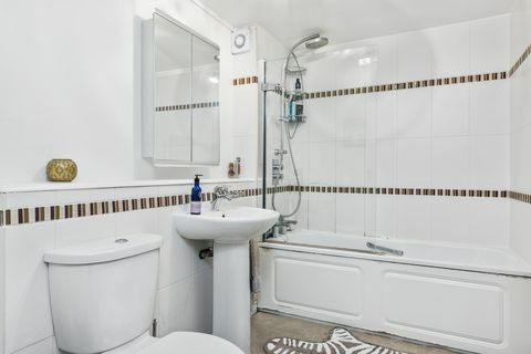 Old Royal Free Place - Islington - kamar mandi - Savills