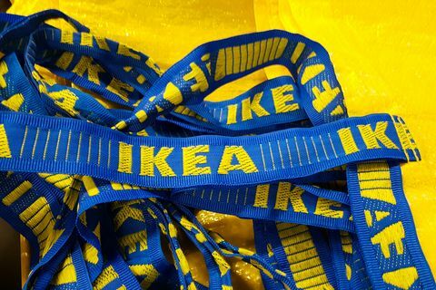 logo ikea terlihat di tas belanja ikea di krakow, polandia pada 18 september 2019 foto oleh beata zawrzelnurphoto