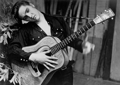 Potret Elvis Presley dengan gitar akustik