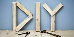Papan kayu membentuk huruf DIY untuk 'Do It Yourself'