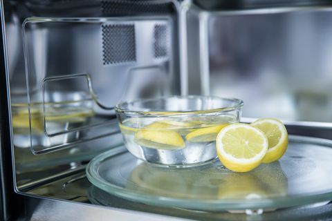 metode pembersihan dalam oven microwave dengan air dan lemon
