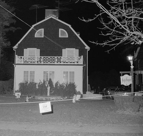 tampilan eksterior rumah defeo di amityville