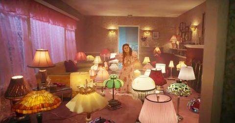 ruang tamu dari video musik "de una vez" selena gomez, yang dipenuhi dengan lampu bergaya tiffany