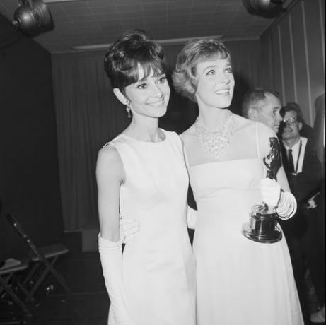 Audrey Hepburn dan Julie Andrews dengan Oscar