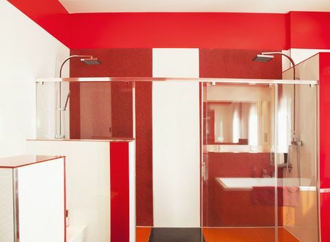 Kamar mandi modern merah dan putih mewah