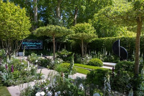 taman abadi 'dengan cinta' dirancang oleh richard miers disponsori oleh abadi – membantu orang-orang di pameran hortikultura taman rhs chelsea flower show 2022