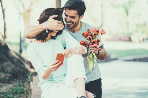 Pemuda mengejutkan pacarnya dengan karangan bunga tulip