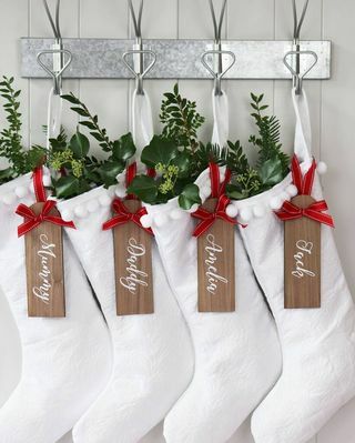 Stocking Santa Putih Murni Dengan Label Kayu Pribadi