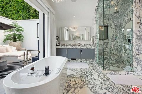 rumah beverly hills rihanna sekarang tersedia untuk disewa, seharga $80.000 sebulan