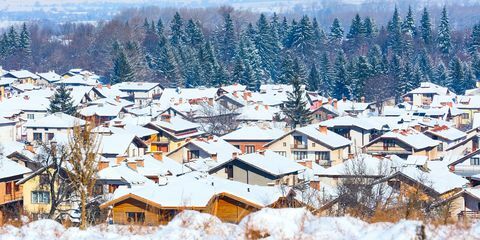 Rumah-rumah dengan panorama atap salju di resor ski Bulgaria Bansko