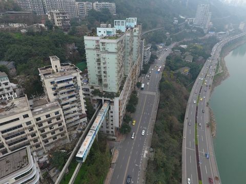 Kereta Api Ringan Melewati Gedung Perumahan Di Chongqing