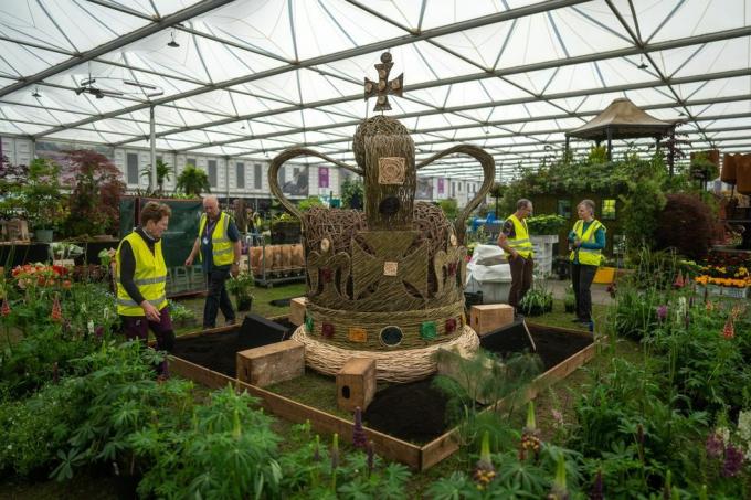 taman bertema keluarga kerajaan mahkota, rhs chelsea flower show 2023