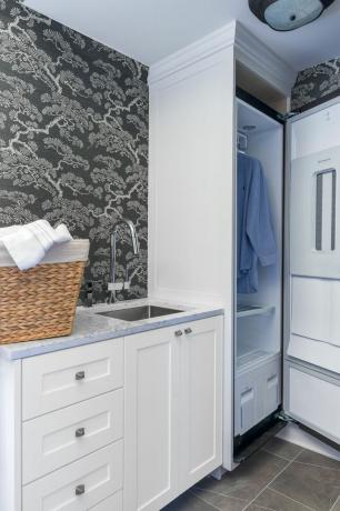 laundry pekerja keras ruang laundry lantai dua ini memiliki tampilan baru dengan wallpaper yang terinspirasi taman dari sanderson dan lg penata gaya studio yang dijamin akan meminimalkan lari ke gunung berbatu perangkat keras countertop caesarstone yang lebih bersih perangkat keras