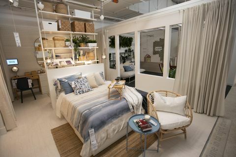 kamar diatur dalam ikea kamar tidur, tempat tidur, kursi, rak di belakang tempat tidur