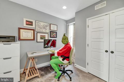 The Grinch membantu satu tim real estat Baltimore menjual tiga kamar tidur yang manis