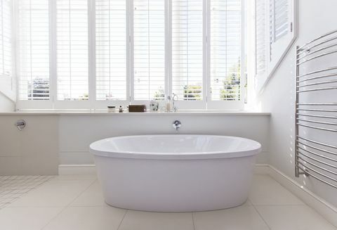 Bathtub di kamar mandi putih modern