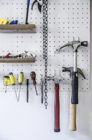 Peralatan Rumah Tangga Menggantung di Pegboard di Dinding