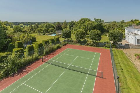 Rumah pedesaan Checkers Manor dengan kolam renang dijual di Buckinghamshire