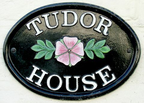 papan nama rumah tudor di inggris