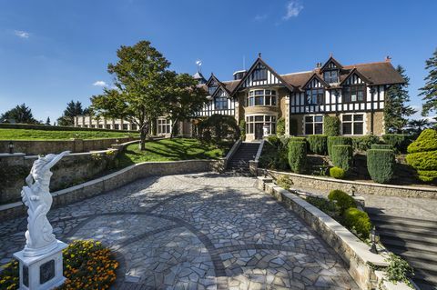 Rumah Pinewood House dijual di Oxshott, Surrey