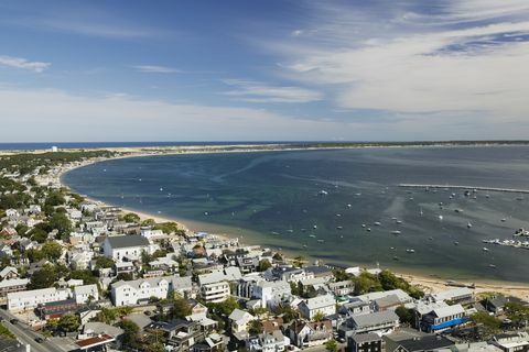 Pemandangan kota dengan kurva Cape Cod dari Pilgrim Monument