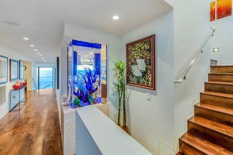 Bekas rumah pantai Barry Manilow di Malibu, Los Angeles, California dijual