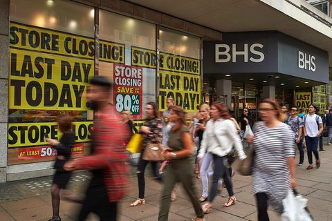 Pejalan kaki berjalan melewati toko flagship BHS (British Home Stores) di Oxford Street di London pusat pada 13 Agustus 2016 selama hari terakhir perdagangannya sebelum toko tutup. Rantai BHS department store Inggris akan ditutup dengan hilangnya hingga 11.000 pekerjaan, kata administrator pada Juni 2016 setelah gagal menemukan pembeli. Rantai berusia 88 tahun, yang menjual pakaian, makanan, dan peralatan rumah tangga, telah gagal mengimbangi rival tradisional seperti Marks & Spencer dan raksasa online seperti Amazon, mengakibatkan kerugian besar saham. Toko utama London di Oxford Street akan ditutup pada akhir perdagangan pada 13 Agustus 2016, semua toko akan ditutup pada 20 Agustus menurut laporan