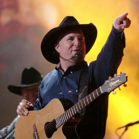 garth brooks melakukan perjalanan yang baik koboi selama penghargaan cma tahunan ke-39 garth brooks tampil di times square di times square di kota new york, new york, amerika serikat foto oleh j kempinfilmmagic