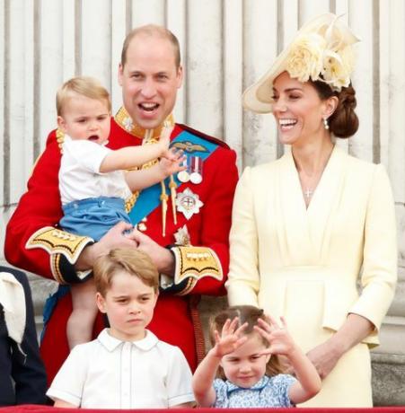 london, united kingdom juni 08 diembargo untuk publikasi di surat kabar uk sampai 24 jam setelah tanggal dan waktu pembuatan prince william, duke of cambridge, catherine, duchess of cambridge, pangeran louis dari cambridge, pangeran george dari cambridge dan putri charlotte dari cambridge menonton sebuah flypast dari balkon istana buckingham saat mengawal warna, parade ulang tahun tahunan ratu, pada 8 Juni 2019 di london, Inggris upacara tahunan yang melibatkan lebih dari 1400 penjaga dan kavaleri, diyakini pertama kali diadakan dilakukan pada masa pemerintahan raja charles ii parade menandai hari ulang tahun resmi penguasa, meskipun ulang tahun ratu sebenarnya adalah pada 21 April foto oleh max gambar mumbyindigogetty