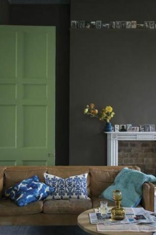 Ruang tamu dengan pintu hijau dicat di emulsi real Yeabridge Green oleh Farrow & Ball