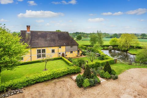 Sebuah pondok terdaftar Grade II yang indah, Froggats Cottage, di Surrey, yang telah tampil di episode baru-baru ini dari Escape to the Country BBC, sekarang di pasaran dengan harga 1,6 juta poundsterling. 