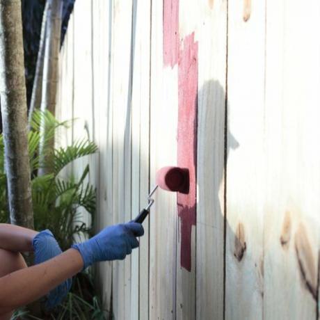 wanita muda sedang melukis pagar periksa gambar saya yang lain dari seri ini