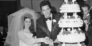 Elvis dan Priscilla Presley memotong kue pernikahan mereka