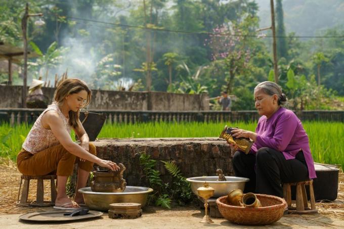 pemandu wisata untuk mencintai l to r rachael leigh cook sebagai amanda dan le thien sebagai ba noi dalam pemandu wisata untuk mencintai cr sasidis sasisakulpornnetflix © 2022