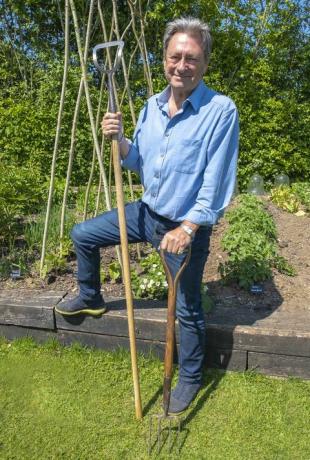 alan titchmarsh meluncurkan itv gardening show