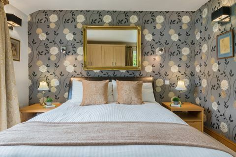 Kamar tidur dengan wallpaper cerah