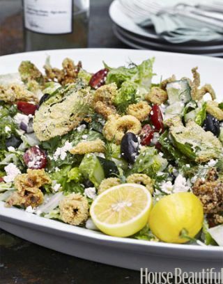 salad selesai dengan cumi goreng di piring putih besar