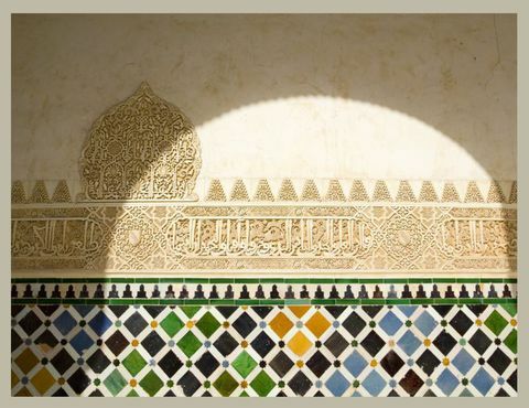 pekerjaan ubin dan plesteran terperinci di alhambra di granada, spanyol