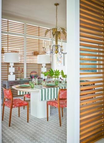 ruang makan dengan panel kayu ek louvered